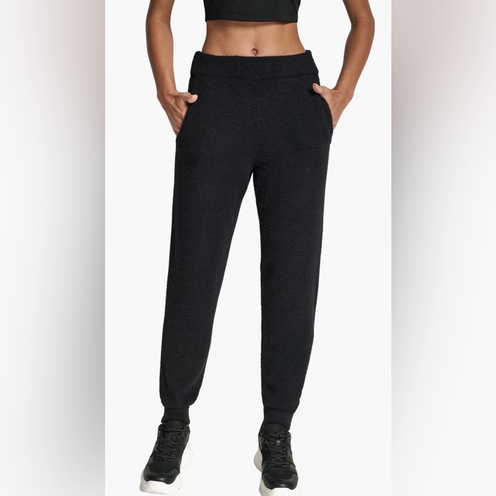 Feather Yarn Joggers
DKNY in: Black